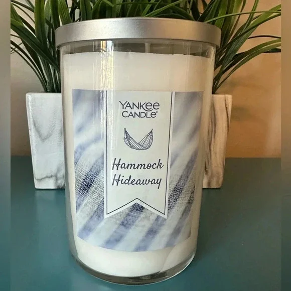 Yankee Candle Large 2-wick Tumbler Hammock Hideaway - Picture 2 of 4